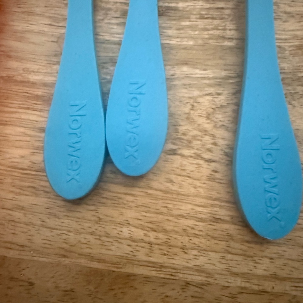 Norwex Blue ECO Utensils Set with Straw & Floral Pouch - Picture 3 of 4